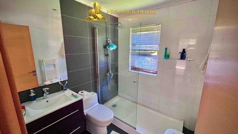 Baño moderno de casa con piscina en Angol