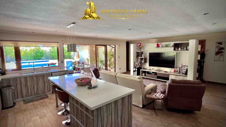 Cocina moderna de casa con piscina en Angol