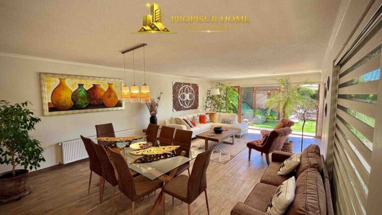 Comedor de casa con piscina en Angol