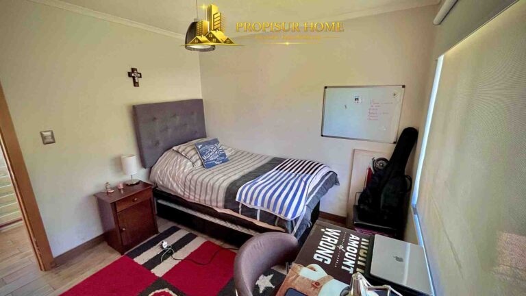 Dormitorio principal de casa con piscina en Angol
