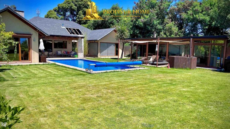 Living comedor integrado de esta exclusiva casa con piscina en Angol. Espacio diseñado para brindar comodidad, amplitud y una excelente conexión entre las áreas sociales y familiares de la propiedad.