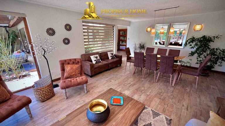 Living comedor de casa con piscina en Angol