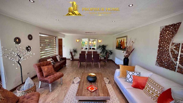 Living principal de casa con piscina en Angol