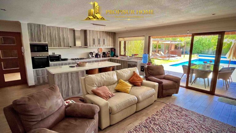 Sala de estar con vista al jardin en casa con piscina en Angol