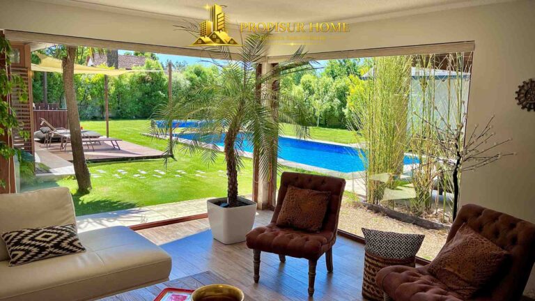 Terraza techada con quincho en casa con piscina en Angol