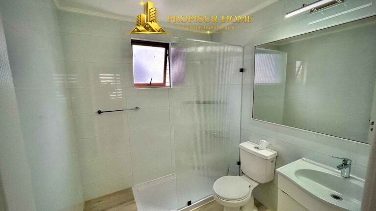 Texto alternativo: Baño moderno en casa en venta ubicada en Avenida Esmeralda Angol