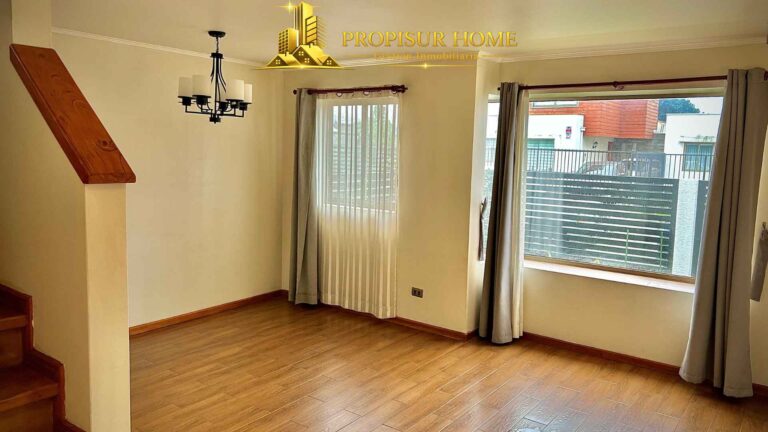 Living comedor iluminado en casa Avenida Esmeralda Angol