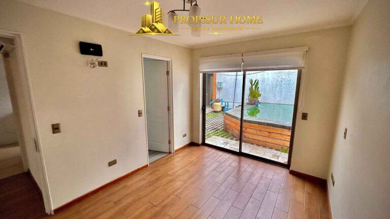 Sala de estar luminosa en casa Avenida Esmeralda Angol