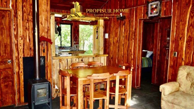 Comedor y cocina de cabaña equipada en Pucón