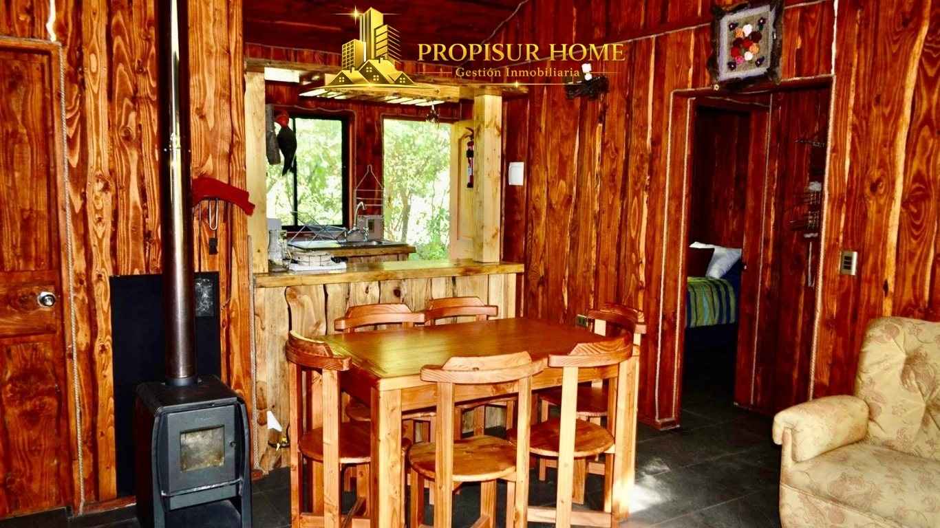 Comedor y cocina de cabaña equipada en Pucón